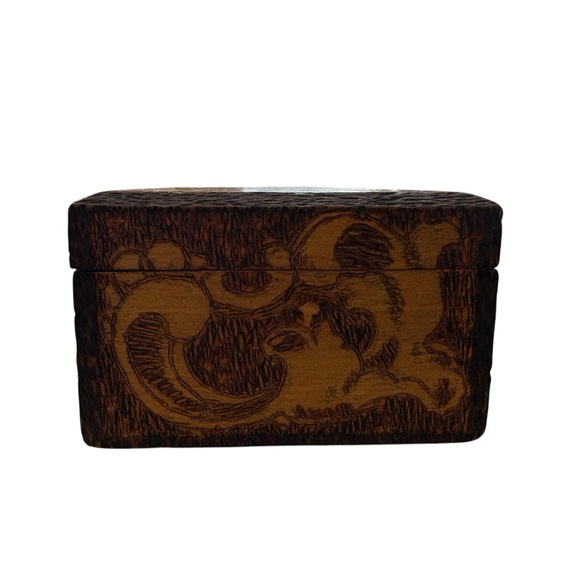 Vintage/Antique Flemish Pyrography Art Carved Hinged Box Gorgeous/Collectable - Picture 5 of 8